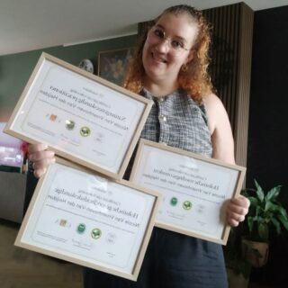 πβ¨She is back!β¨π
Jeetje wat is er de afgelopen 2,5 jaar veel gebeurt in mijn leven.
Van dieptepunten tot heel veel hoogtepunten.
Teveel om op te noemen, maar ik geef toch even een kleine recap.
πββοΈ
Toen ik stopten met mijn food blog zat ik door omstandigheden in een diepe depressie.
Ik was het even helemaal kwijt, ik ben de afgelopen twee jaar op héél veel vlakken met mezelf aan de slag gegaan.
Waarbij ik hulp nodig had, maar die helaas niet voldoende vond in de reguliere geneeskunde. Vond ik die gelukkig wel in het Holisme/alternatieve geneeswijzen.
Ik begon met al mijn oude trauma's op een diep vlak op te ruimen.
Door middel van coaching, yoga, meditatie en werken aan mijn gezondheid op mentaal, fysiek, en spiritueel vlak. π§ββοΈ
Ik kwam er achter welke dingen ik super belangrijk Vindt in het leven.
En dat is zowel een gezond lichaam als een gezonde geest.
Ik pakte mijn gezondheid aan op het gebied van beweging en voeding.
Ik starten met mij te verdiepen in echt gezond en puur en biologische eten.
Begon met zuurdesem broden bakken, begon een moestuin in de tuin.
En maakten mijn eigen yoghurt en nog een hoop andere dingen.
Ik ging mij verdiepen in zo natuurlijk en low toxisch mogelijk leven.
Dit alles wekten mijn intresse zo en wakkerde een diep vuur en verlangen in mij aan. π₯ ik begon met een studie tot natuurgeneeskundige. Daarna kwam studie twee holistische gezondheid deskundige, en studie nummer 3 holistische voeding consulente.
En binnenkort komt er nog een studie bij!
Inmiddels ben ik dus een holistische coach/natuurgeneeskundige en met mijn instagram en website www.huisjeboompjefoodie.nl.
Wil ik jullie een inkijkje geven in mijn nieuwe leven.
En jullie inspireren met alles op het gebied van natuurgeneeskunde en Holistische voeding en gezondheid π
Er valt nog veel méér te vertellen, maar anders wordt het verhaal zo lang.
Bedankt dat je het tot hier toe gelezen hebt. π en ik hoop dat jullie mij gezellig mee blijven volgen.
Liefs, Nicole
#holisticliving
#holistisch #natuurgeneeskunde #life #holistichealth #balans #holisme #gelukkigleven #newme #puurnatuur #puureneerlijk #gezondheid #holisticcoach #holistischetherapie