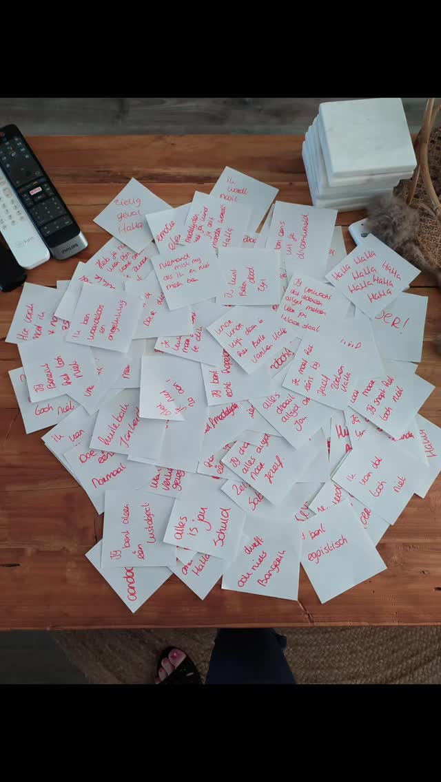 ✨Van onwaarheden naar de waarheid in jezelf ✨

Jeetje waar begin ik eigenlijk met mijn verhaal. Inmiddels is mijn verhaal z'n ontzettend groot boek geworden. Maar om nu héél mijn levensverhaal hier te typen, is eigenlijk niet relevant. 
Want je verhaal zegt namelijk niet alles over wie je bent. 
Tuurlijk vormen dingen die je hebt meegemaakt je wel. En heb je bepaalde overtuigingen die je maken tot hoe je bent. 
Maar is dat eigenlijk wel zo? 
Zijn die overtuigingen eigenlijk wel wie je werkelijk diep van binnen bent? 
Toen ik z'n 3 jaar geleden in één zware depressie kwam, was ik mezelf compleet kwijt. 
Ik wist niet meer wie ik was, ja ik wist wel wat andere van mijn vonden en hoe anderen mij zagen. 
Maar is dat eigenlijk wel wie ik ben? 
Van dierbaren heb ik altijd te horen gekregen dat ik zorgzaam ben, lief en bijzonder, gezellig, altijd vóór andere klaar sta. 
Maar aan de andere kant hoorden ik in mijn omgeving ook andere geluiden; dik, lui, onbetrouwbaar, zielig, sneu, niets waard, dom, aandachtstrekker, leugenaar, altijd ziek, pijntjes wil niets kan niets, niet de moeite waard, te stil. En ga zo maar door. 
Inmiddels was ik in al die woorden gaan geloven, cijferde ik mezelf weg iedereen kwam op de eerste plaats. Behalve de persoon die het meeste liefde verdienden ik zelf. 
Ik hield niet ééns méér van mezelf, want ik wist überhaupt niet meer wie ik was. 
Want ik geloofden dat ik alles was wat andere over mij zeiden. 
Ik was het zo beu ik wilde zo niet meer leven, ik wilde leven zoals ik wilde ik wilde weer zijn wie ik in de kern echt ben. 
Daarvoor moest ik diep de confrontatie aan gaan. 
Alle woorden, zinnen, overtuigingen en gebeurtenissen moesten uit mijn systeem. 
Ik schreef alles op briefjes en verbranden elke woord, elke zin.......... 
Tranen vloeiden tranen die ik altijd weg gestopt had, ik werd overladen met allerlei gevoelens gevoelens die ik ook al jaren weg stopten. 
Maar wat er toen gebeurden nadat alles verbrand was, ik voelde me licht ik voelden liefde alleen maar liefde en licht. 
En toen wist ik dit is stap 1 in mijn reis de reis naar zelf liefde 💞 de reis naar mijn ware kern. 

Liefs, Nicole 😘

Bedankt vóór het lezen tot hier.