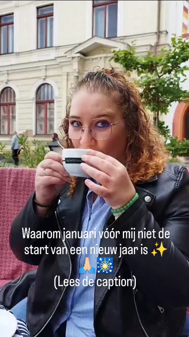 ✨Het  nieuwe jaar✨
Januari wordt vaak gezien als hét moment om opnieuw te beginnen.
Nieuwe doelen, nieuwe plannen, nieuwe energie het maken van Vision boards etc etc. 

Maar vanuit holistisch perspectief klopt dat niet altijd met wat we lichamelijk, mentaal en energetisch ervaren.
Zeker niet als je graag meer in verbinding wilt staan met de natuur. 
En zoals ik meer in ritme wil leven met de seizoenen. 
🌿🙏🏻
Onze kalender zoals we hem kennen met januari als de start van het nieuwe jaar. 
Is eigenlijk administratief ingericht, niet afgestemd op de natuurlijke cyclus van de natuur. 

We bevinden ons in januari namelijk midden in de winter. 
Een periode waarin de natuur vertraagt, rust houdt en zich terug trekt. 
Veel verschillende culturen vieren het begin van een nieuw jaar traditioneel pas in de lente of na het oogst seizoen.
Dit is het moment waarop energie toeneemt en groei vanzelf ontstaat.
Precies zoals de natuur het bedoeld heeft. 

Hetzelfde zien we ook terug in het lichaam en in ons zenuwstelsel.
Daarom is het niet vreemd als januari voor jou aanvoelt als een tijd van stilte en reflectie.
Of je juist méér behoefte hebt aan (meer) rust.
Dat is geen gebrek aan motivatie, maar  een signaal van je lichaam dat zich meer wilt afstemmen met de natuur. 

Als holistisch coach nodig ik je dan ook uit om deze periode niet te forceren, maar te gebruiken om te vertragen, te voelen en te herstellen.
Zodat beweging en verandering later op een natuurlijker moment kunnen ontstaan.
Niet alles hoeft meteen te beginnen.
Soms is pauze een essentieel onderdeel van vooruitgang.

Hoe is dit vóór jou? Start jij wel echt op januari of leef je ook mee met de seizoenen? Laat het me weten in de reacties. 
#holisticlifestyle #holistisch #gezondheid #coach